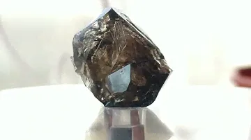 Дымчатый кварц. Бутон. Радужные блики. Сросток