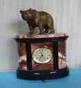 Часы яшма,долерит с медведем,бронза ,пр-во Урал,часы кварц. Германия.,27,5*22см.